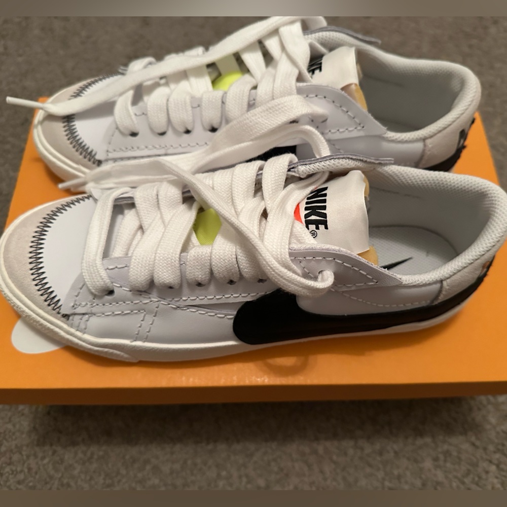 Nike woman’s blazer low ‘77 jumbo—size 9